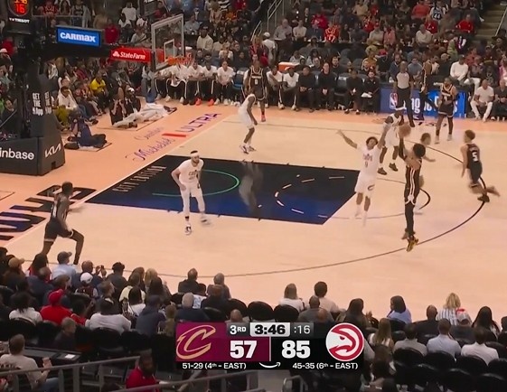 配资论坛官网登录入口 彻底花了！杰伦·约翰逊三分球再中 老鹰领先骑士31分