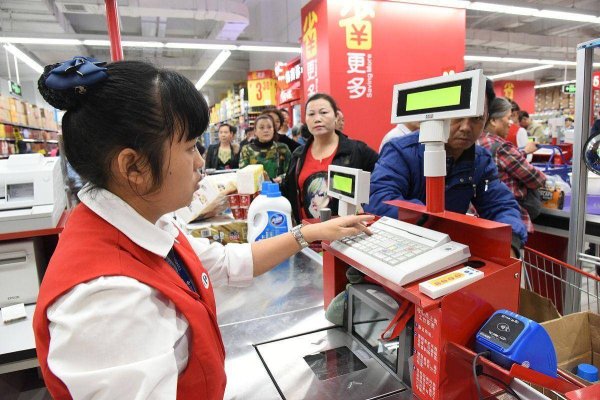 无手续费配资网 超市收银员素颜直播走红：虎背熊腰养活三代，回怼黑粉吃你家大米了？